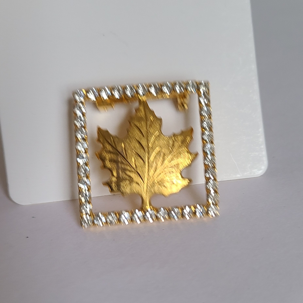 Vintage Gilded Gold Tone Rhinestone Square Canada Maple Leaf Brooch Pin - Picture 3 of 12